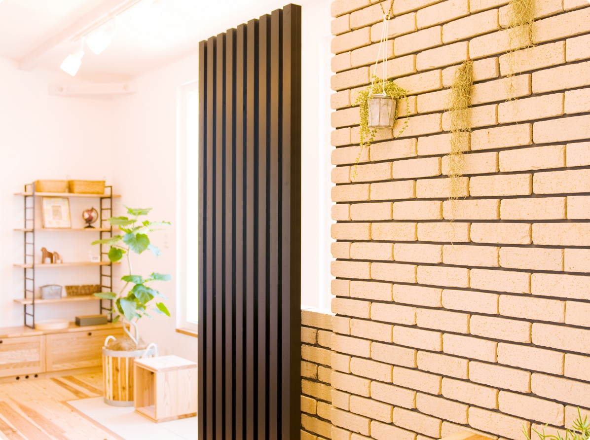 無垢材や漆喰、和紙を適所に使い爽やかな室内空間に。